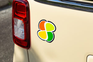 高齢者が自動車を運転するときのマーク（標識）は義務？罰則は？