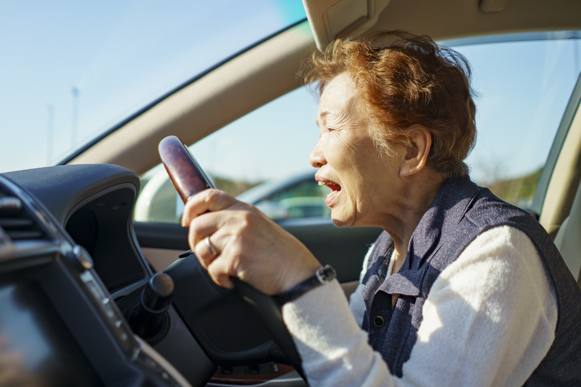 高齢者の運転をやめさせる法律はある?警察や家族が免許停止する流れ