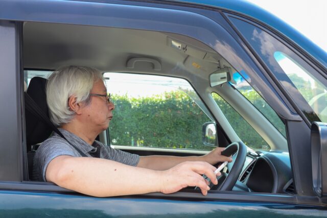 認知症の人の運転の特徴とは？こんな運転は認知症の可能性あり！